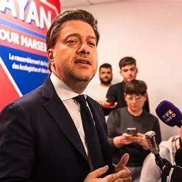 Benoît Payan, affiches électorales et Hôtel de Ville pendant la campagne marseillaise.