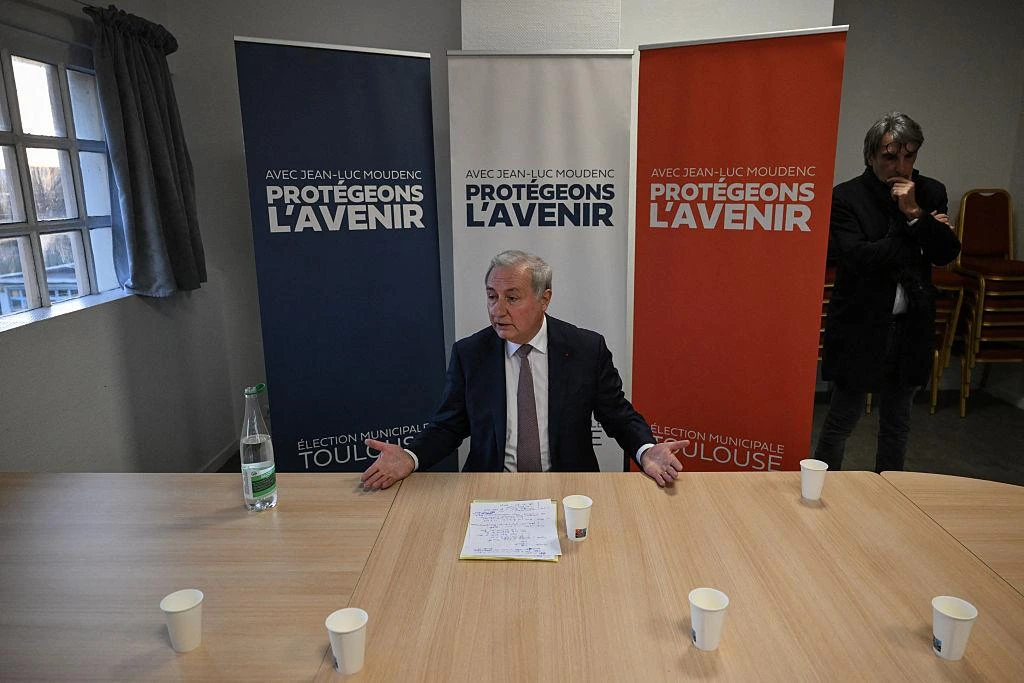 Jean-Luc Moudenc et François Piquemal devant les symboles politiques toulousains.