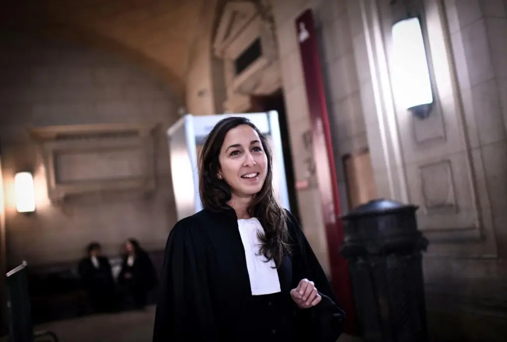 Avocats et débats juridiques lors d'une procédure judiciaire.