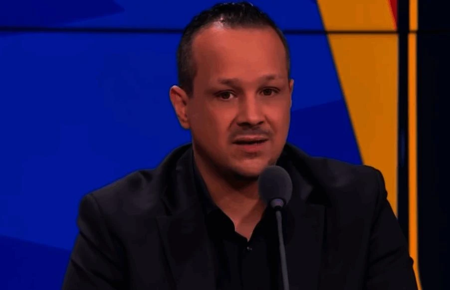 Mehdi Ghezzar en plateau, ancien chroniqueur évincé des Grandes Gueules.