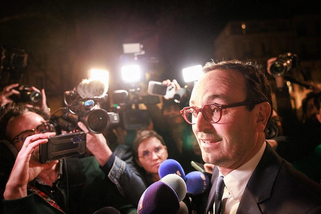Thomas Cazenave entouré de journalistes après sa victoire municipale à Bordeaux.